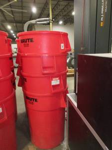 lot 440 image: RUBBERMAID BRUTE 44 GALLON TRASH CONTAINERS