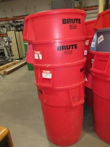 lot 442 image: RUBBERMAID BRUTE 44 GALLON TRASH CONTAINERS