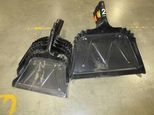 lot 453 image: HEAVY DUTY METAL DUST PANS IN 2 SIZES