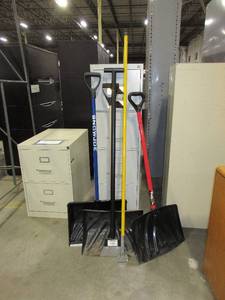 lot 454 image: SHOVELS, SCRAPER AND MOP HANDLE