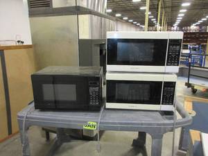 lot 470 image: 3 MICROWAVE OVENS