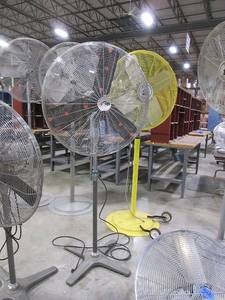 lot 351 image: QLTY POWERFUL STAND FAN WITH ADJUSTABLE STEEL FLOOR STAND