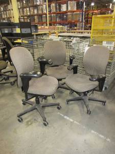lot 649 image: HERMAN MILLER UPHOLSTRED TASK CHAIRS