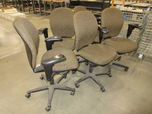 lot 650 image: HERMAN MILLER UPHOLSTERED TASK CHAIRS