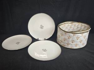 lot 40 image: Set of 12 Noritake China Bessie 5788 Dinner Plates with Storage Case - display not inc