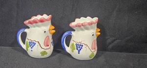 lot 43 image: Pair of Giovanni Vietri Ceramic Chicken Rooster Pitchers 4.5in