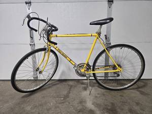lot 121 image: Free Spirit Yellow Road Bicycle with Drop Handlebars