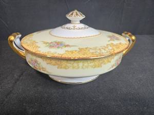 lot 193 image: Moritake China Batista 601 Covered Serving Dish with Floral and Gold Trim