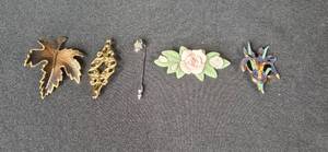 lot 225 image: Set of Vintage and Decorative Brooches and Pins