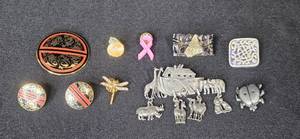 lot 226 image: Collection of Assorted Decorative Pins and Brooches