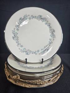 lot 235 image: Set of 8 Lenox Repertoire Dinner Plates display not inc