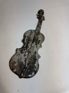 lot 33 image: Metal Violin Hanging Decor