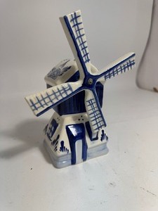 lot 55 image: Blue Delft Style Holland Hand Painted Musical Spinning Windmill - Works