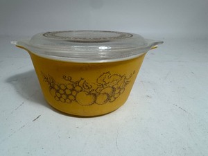 lot 60 image: Vintage Pyrex Old Orchard 1 Qt Lidded Casserole Dish Yellow