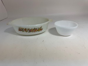 lot 81 image: Anchor Hocking Fire King Round Casserole Baking Dish