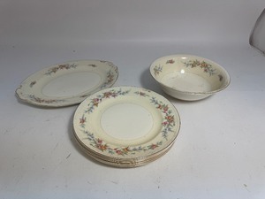 lot 83 image: 1950s Homer Laughlin Eggshell Nautilus Dinner Plates