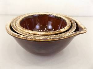 lot 84 image: Set of 3 Hull Pottery Brown Drip Nesting Mixing Bowl Set