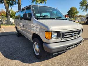lot 429 image: 2003 Ford Econoline E-350 XL Super Duty 4 Door Van