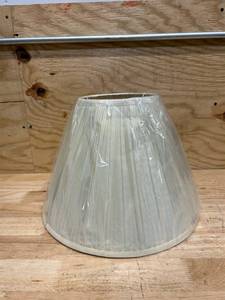 lot 129 image: White lamp shade