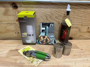 lot 152 image: Various kitchen items