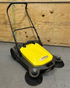 lot 283 image: K rcher S 6 Twin outdoor push sweeper