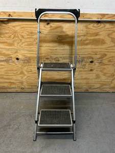 lot 286 image: WING Jumbo step stool
