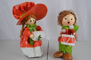 lot 167 image: Vintage Christmas Caroler Decor Figures (2), Red & Green Outfits