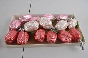 lot 177 image: 12 Vintage Glass Christmas Clip-On Ornaments, Pink and Red Tulip Design