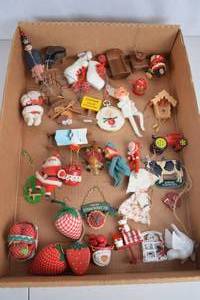 lot 207 image: Assorted Vintage Christmas and Holiday Ornaments Lot