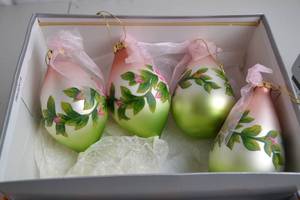 lot 230 image: Set of 4 Hand-Painted Glass Teardrop Christmas Ornaments