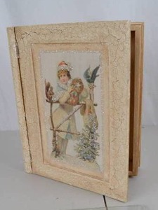 lot 231 image: Decorative vintage-style wooden Christmas box with hinged lid