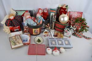 lot 389 image: Assorted Vintage Christmas Decorations and Accessories Lot