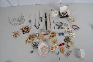 lot 461 image: Large Assortment of Vintage and Costume Jewelry with Watches