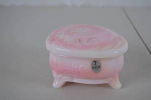 lot 462 image: Fenton Pink and White Heart-shaped Glass Trinket Box