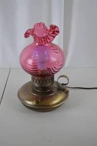 lot 466 image: Vintage Pink Swirl Glass Electric Table Lamp with Brass Base