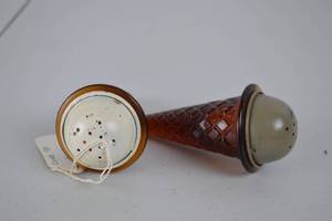 lot 469 image: Vintage Ice Cream Cone Salt and Pepper Shaker Set