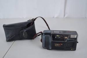 lot 470 image: Yashica T3D 35mm Film Camera w Case Carl Zeiss Tessar 2.835 Lens