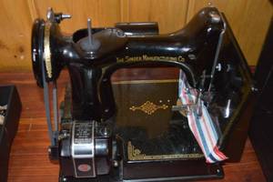 lot A-497 image: Vintage Singer Sewing Machine with Accessories and Case