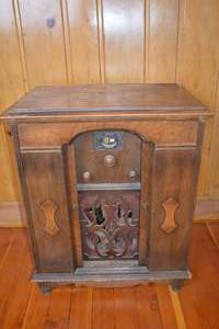 lot 275 image: 1920s Edison Model R-5 Radio Receiver Cabinet