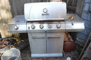 lot 517 image: Charbroil Gas Grill