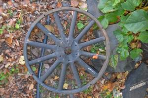 lot 507 image: Antique Wagon Wheel