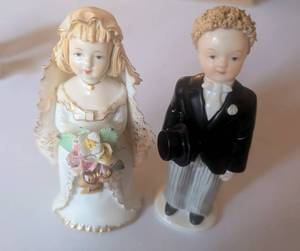 lot 526 image: Vintage Porcelain Bride and Groom Figurines