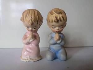 lot 527 image: Vintage Praying Boy and Girl Ceramic Figurines Pair