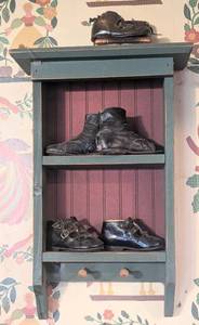 lot 529 image: Collection of Vintage and Antique Childrens Shoes and Bookend