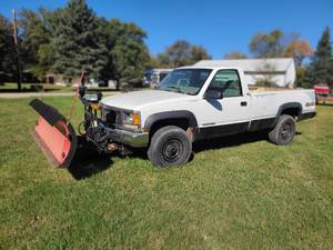 lot 1 image: 2000 GMC 2500 Classic regular cab 8 Box 4x4 with a Boss Straight plow. Runs, drives, & plow works as it should