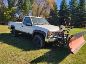 2000 GMC 2500 Classic regular cab 8' Box 4x4 with a Boss Straight plow. Runs, drives, & plow works as it should