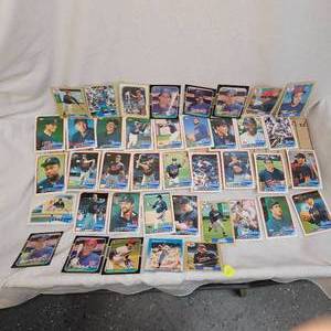 lot 43 image: Collection of Twins Baseball Cards(40 )
