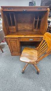 lot 97 image: Beautiful Roll Top Desk with Drawers, Excellent Condition