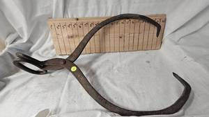 lot 161 image: Medium Set of Vintage Ice Tongs
