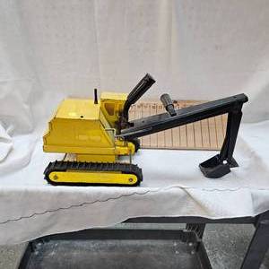 lot 279 image: Original Rubber Track Pressed Steel Sumped Tonka Escavator from Tonka, Very Nice Unit